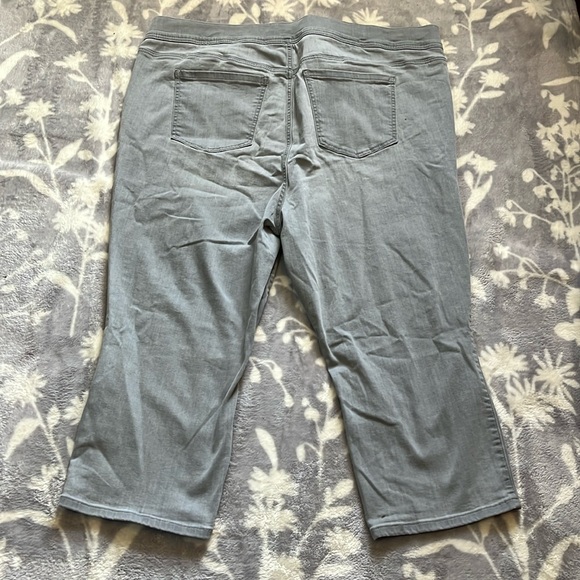 NWOT Torrid Grey Jeans - crop lean super soft “feel the fit” Sz Torrid 4 (26/4X) - Picture 6 of 13